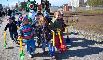 Zum symbolisch ersten Spatenstich für den Kita-Neubau an der Professor-Willkomm-Straße in Limbach-Oberfrohna griffen auch die Kinder zusammen mit Oberbürgermeister Gerd Härtig und weiteren Projektbeteiligten zur Schaufel. 
