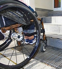 Noch sind die Stufen eines Modegeschäftes an der Silberstraße für Rollstuhlfahrer unüberwindbar. 