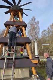 Uwe Löschner, Inhaber des Nussknackermuseums in Neuhausen, baute die Pyramidenfiguren um.