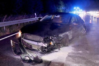 Dieser Audi krachte in der Nacht zum Donnerstag in die Schutzplanke.