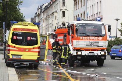 Es waren 28 Feuerwehrleute, acht Einsatzfahrzeuge, ein Notarzt- und zwei Rettungswagen vor Ort.