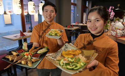 Im vietnamesisch-japanischen Restaurant "Tre Viet" in der Korngasse Freiberg servieren Than Anh Nguyen und seine Ehefrau Phuong Le einen Königsteller.