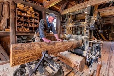 Um 1800 wurde das Wasserkraftsägewerk gebaut, welches Jörg Bunjes Besuchern in Funktion zeigt. 