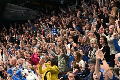 1600 Zuschauer verfolgten das Spitzenspiel am Ostersonnabend in der Lößnitzer Erzgebirgshalle und wurden nicht enttäuscht.