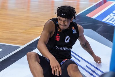 Das tat weh: Niners-Spieler Nelson Weidemann nach seinem unglücklichen Aufprall auf den Arm. Er wird länger ausfallen.