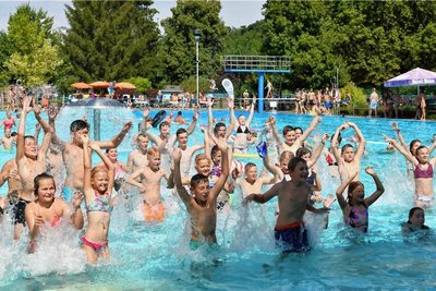 Rund 25.000 Gäste wurden 2022 im Rochlitzer Bad begrüßt, darunter Teilnehmer des Feriencamps des VfA "Rochlitzer Berg". Noch mindestens bis 11. September soll das Bad geöffnet bleiben.