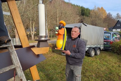 Uwe Löschner vom Nussknackermuseum Neuhausen bestückt die Pyramide mit den Weihnachtsfiguren.