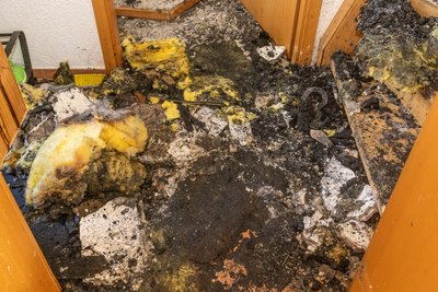 Unmengen schwarzer, klebriger Asche, dazwischen verkohlte Dämmwolle und ein immer noch beißender Geruch. Wohnen kann in diesem Teil des Hauses momentan niemand.