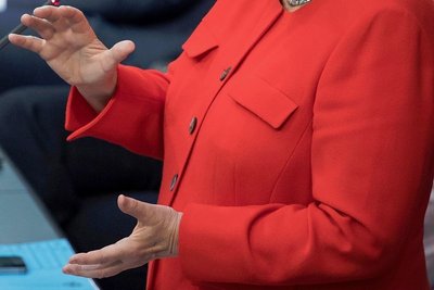 Die Hände der Kanzlerin bei der Fragestunde im Bundestag. Es geht um Klima-, Handels- und Flüchtlingspolitik, um steigende Mieten und eine EU-Reform. Thematisch gab es keine Vorgaben.