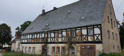 Seit Jahren verfällt das "Erbgericht" in Falkenbach. Nach der Klärung juristischer Fragen könnte sich nun eine Lösung anbahnen. 