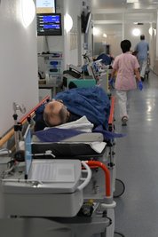 Der Gang in der Notaufnahme mit wartenden Patienten.