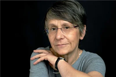 Kerstin Hensel wurde 1961 in Karl-Marx-Stadt geboren, studierte am Institut für Literatur in Leipzig und unterrichtet heute an der Hochschule für Schauspielkunst "Ernst Busch". 