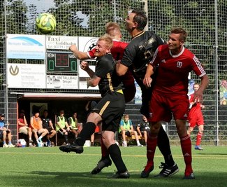 Trotz großem Einsatz ist der SV Auerhammer - mit Julian Albani (2. v. r.) und Toni Colditz (l.) - aus dem Sachsenpokal ausgeschieden. 