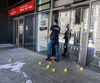 Der Eingangsbereich war am Sonntag mit Farbe verunstaltet worden. 