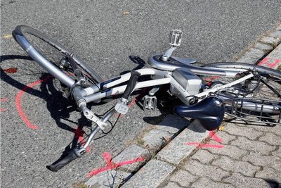 Zwei Fahrradfahrer haben sich bei einem Sturz in Erdmannsdorf schwer verletzt.