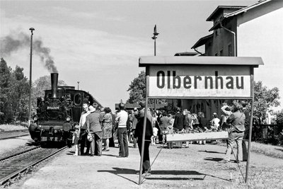1975 wurde das 100-jährige Jubiläum der Strecke mit einer Festwoche begangen. Es verkehrten mehrere mit Dampfloks bespannte Sonderzüge, hier bei der Einfahrt in Olbernhau.