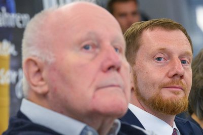 Der einzige sächsische Ministerpräsident, der bisher einen zweiten Wahlgang zur Bestätigung als Regierungschef brauchte: Georg Milbradt, hier bei einem Pressetermin 2022 gemeinsam mit dem jetzigen Amtsinhaber Michael Kretschmer.