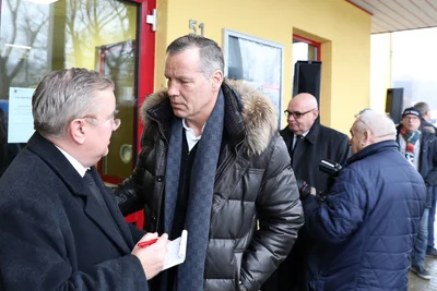 Henry Maske (Mitte) im Gespräch mit Journalisten.