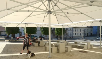 Vier XXL-Schirme bieten auf dem Treuener Markt künftig Schutz vor Sonne und Regen. Zur Neuausstattung des Marktplatzes gehören außerdem neue Sitzgruppen aus Beton.
