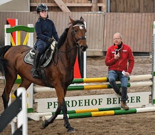 Tipps mit dem Mikrofon: Eberhard Seemann trainierte am Samstag mit Nachwuchssportlern der RFSG Langenleuba-Niedersteinbach. 
