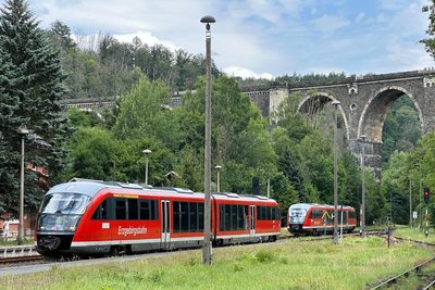 Stündlich kreuzen zwei Züge auf der eingleisigen Strecke im Bahnhof Hetzdorf. Über den Bahnviadukt fuhren bis 1992 Züge von Chemnitz nach Dresden. Heute kann man darauf wandern.