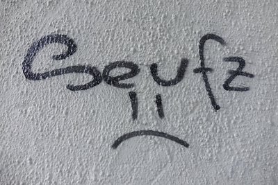 Das Bild dient der Illustration. An eine Garagenwand in Oelsnitz wurden Zahlenkombinationen und Buchstaben aufgesprüht.