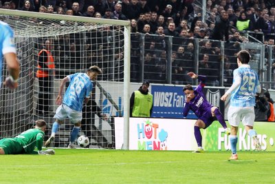 Defensiv stand der CFC beim 0:1 durch Aues Marcel Bär (2. von rechts) nicht gut.