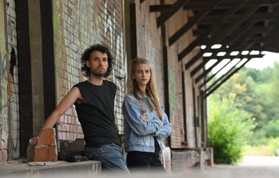 Alpa Welsch und Rosemarie Eberl sind Residenzkünstler. Sie verbringen eine Zeit in Chemnitz und schaffen im Ausstellungsgelände ein Kunstwerk nur für das Festival Begehungen. 