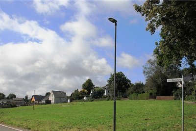 Das Wohngebiet Fichtengasse/Engelgasse bietet 26 Bauplätze - zentrumsnah und trotzdem ruhig, mit Blick über Lengenfeld. Die Stadtverwaltung stellt fest, dass manche Interessenten jetzt zögern. 