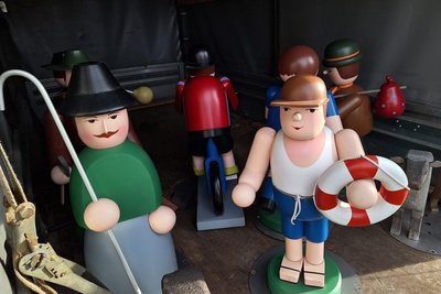 Die Sommerpyramidenfiguren von Neuhausen gehen in die Winterpause.