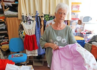 Erika Wittig in der Nähstube der Landfrauen. Unzählige Kostüme und Trachten suchen neue Besitzer. 