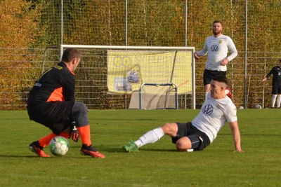 Der Ausgleich: Oelsnitz' Marcus Seim ist eine Fußspitze eher am Ball als NSV-Keeper Chris Neumerkel.