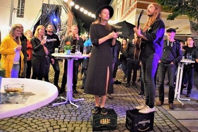 Wolf & Moon ließen es sich nicht nehmen, ihr Abschiedslied akustisch mit Gitarre inmitten des Publikums zu singen und spielen. 