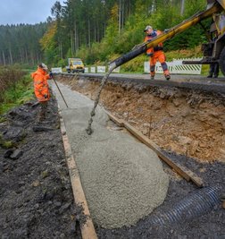 Auf dem Erdreich wird mit Beton zunächst eine sogenannte Sauberkeitsschicht aufgebracht.