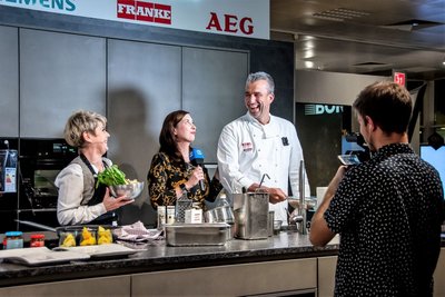 Linda Feller, Sophia Matthes und Gerd Kastenmeier (v.l.) kochten ein Hähnchen-Curry. Gezeigt wird das Promi-Kochen bei Sachsen-Fernsehen. 