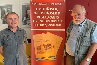 Frank Gündel (links) ist neben Günter Weller der Autor des neuen Oelsnitzer Gaststättenbuchs. Jürgen Grünert (rechts) hat viele wichtige Vorarbeiten für den im Band 11 der Voigtsberger Museumsreihe erschienenen Band geleistet.