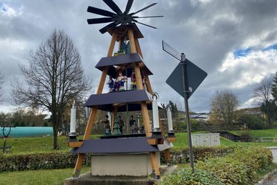 Die Sommerpyramide von Neuhausen im Oktober. Inzwischen wurden die Weihnachtsfiguren aufgestellt.