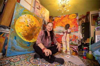 Die Künstlerin Ines Falcke alias inesj.plauen vor ihrem neuen Werk.