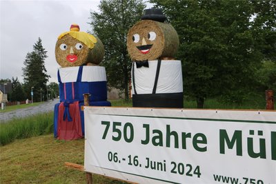Am Ortseingang grüßt das blau-weiße Paar die Besucher zur 750-Jahrfeier.