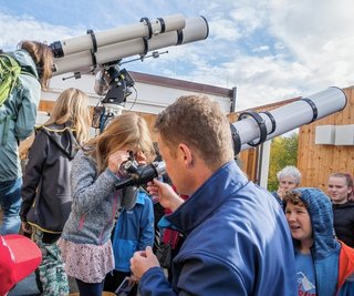 In der Sternwarte herrschte Besucherandrang. Jens Kandler (vorn) behielt den Überblick.