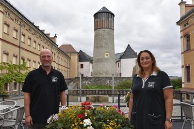 Jüngere Oelsnitzer Gaststättenkultur: Alexander und Veronika Ruthe führen seit 2019 das Schlossrestaurant im Torhaus auf Schloss Voigtsberg. Dazu gehört ein Freisitz.