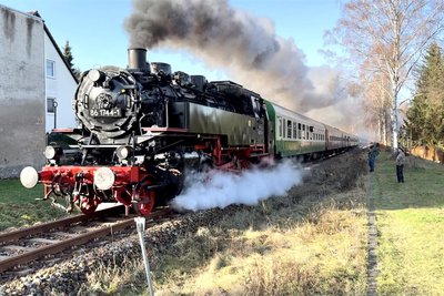 Sonderfahrten mit Dampfloks, wie hier die 86 744, sollen im Jubiläumsjahr mehrfach stattfinden.
