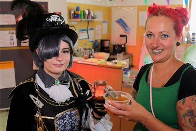 Das Bild links Alina Seifert (l.) aus Schlettau als Anime-Figur "Ciel Phantomhive" mit Streetworkerin Caroline Leers. 