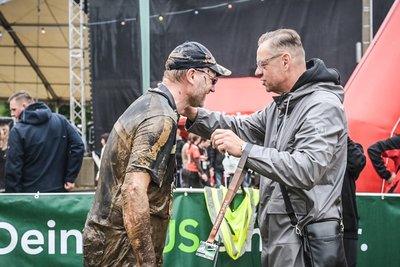 Schneebergs Bürgermeister Ingo Seifert (r.) übergab den Ziel-Einläufern ihre Medaille.