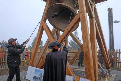 Geschätzte 500 Gäste erlebten auf dem Fichtelberg das erste Einheitsläuten der neuen Friedensglocke.