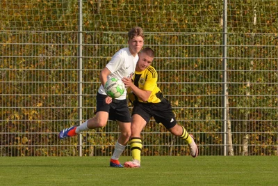 Beide Mannschaften schenkten sich nichts, so wie hier Samuel Urlaß (l.) und Neustädtels Ben-Yven Gebhardt.