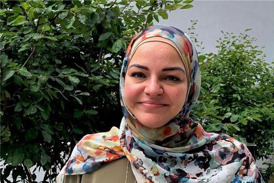 "Viele Menschen sind näher an ihren Glauben herangerückt, weil er angegriffen wurde", sagt Zainab Chami. Sie unterrichtet als Englischlehrerin überwiegend arabischstämmige Schüler und Schülerinnen. 