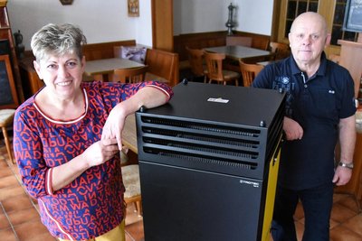 Sybille Kriz und ihr Lebensgefährte Winfried Simon betreiben mit dem Vogtländer die älteste der bestehenden Oelsnitzer Gaststätten. Dazu gehört ein Biergarten am Zimmersteig.
