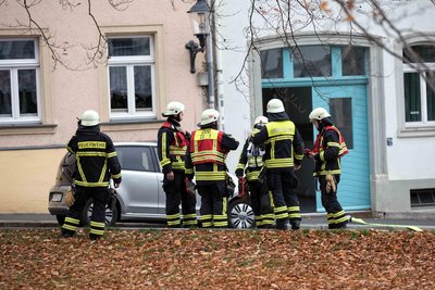 Die Feuewehr hatte den Einsatzort abgesperrt, konnte aber schnell Entwarnung geben.
