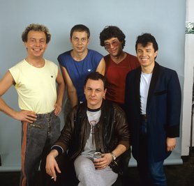 Die bayerische Rockgruppe Spider Murphy Gang um Drummer Franz Trojan (vorne sitzend), aufgenommen nach einem Auftritt in «Thommy's Pop Show».